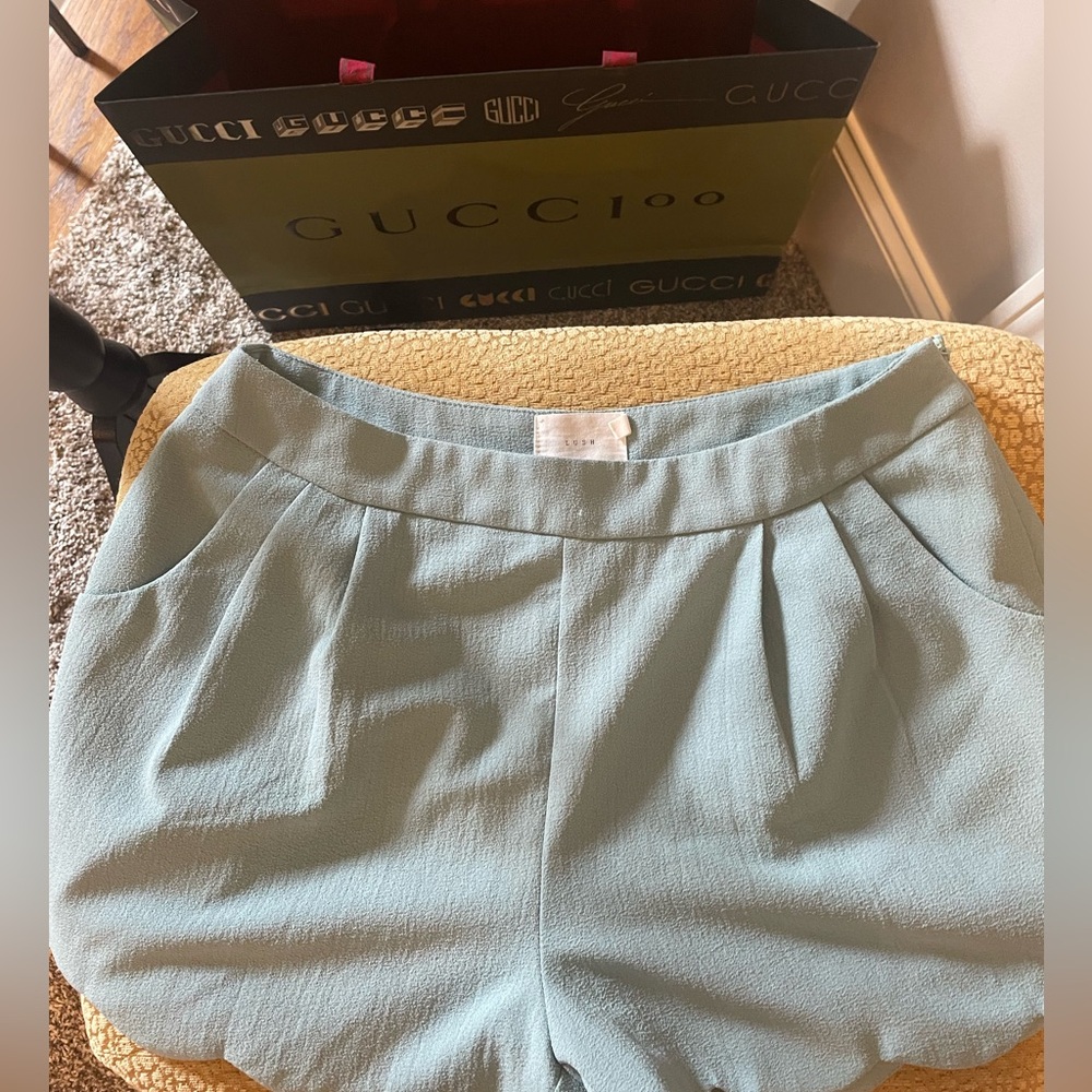 Lush Woman’s Scalloped Short with side zipper Sz M in gently used condition